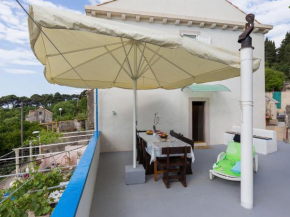 Charming island apartment garden,70m from sandy beach and restaurant, free WI-FI